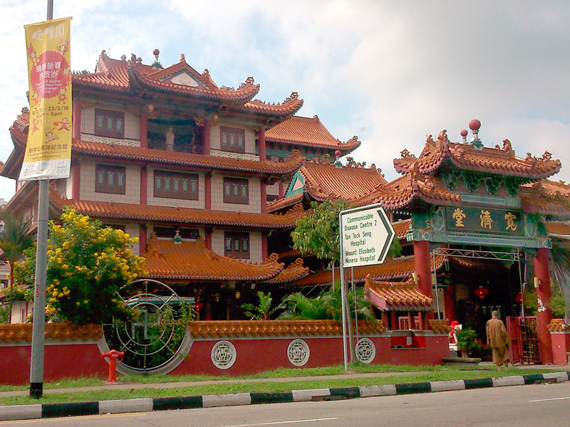 Kuang Chee Tng Buddhist Temple : Some People Juggle Geese